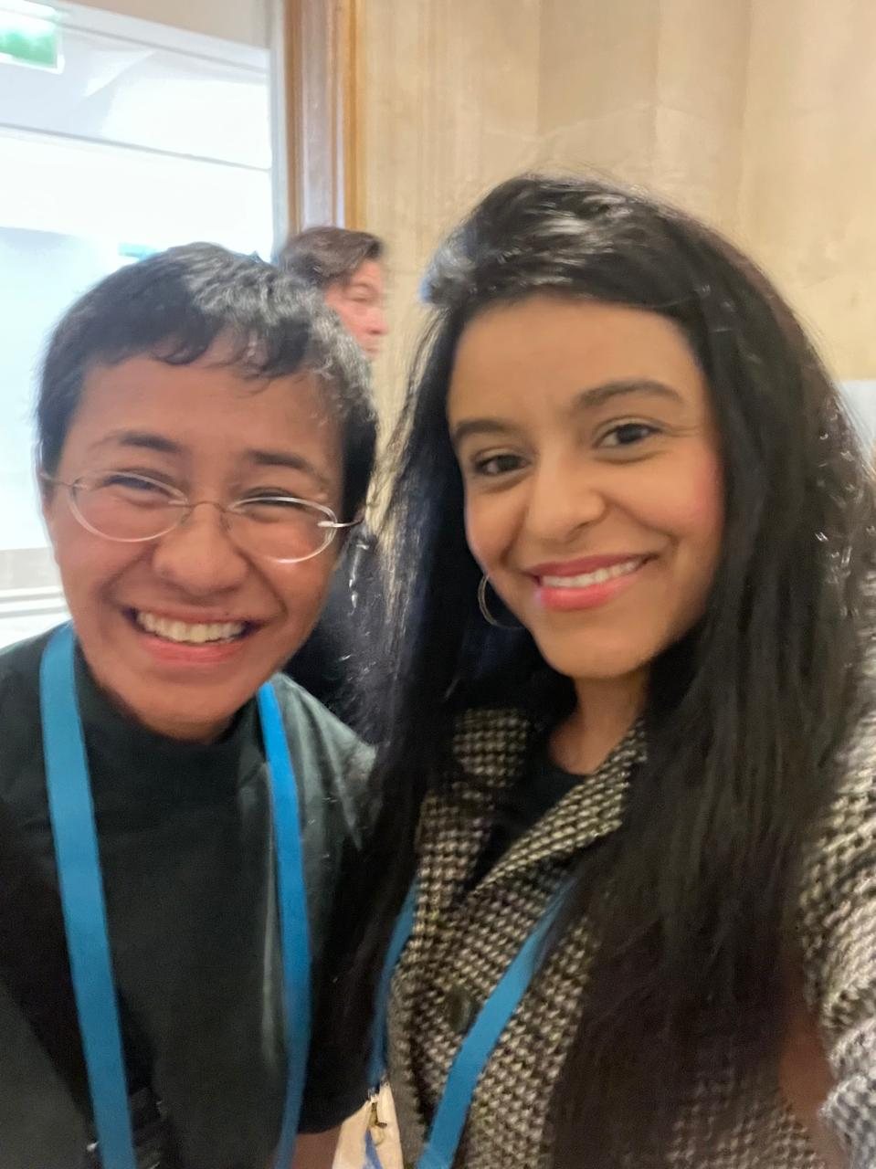 Karen Bruges haciendo networking en el Paris Peace Forum